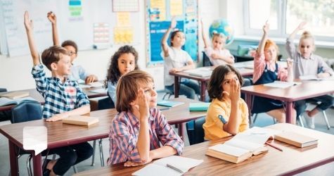 Crianças em sala de aula tendo aula de inglês