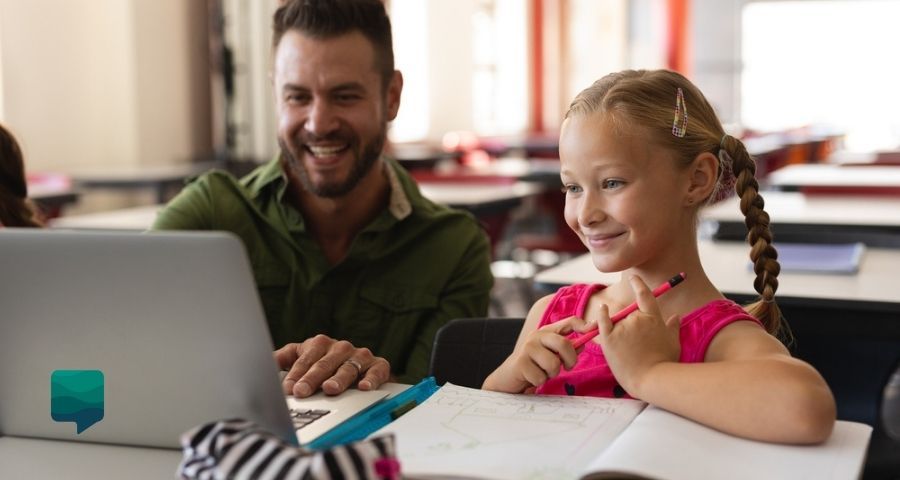 Professor de conceito de aprendizagem online com livros e vídeo-aula com  lousa educação online no laptop