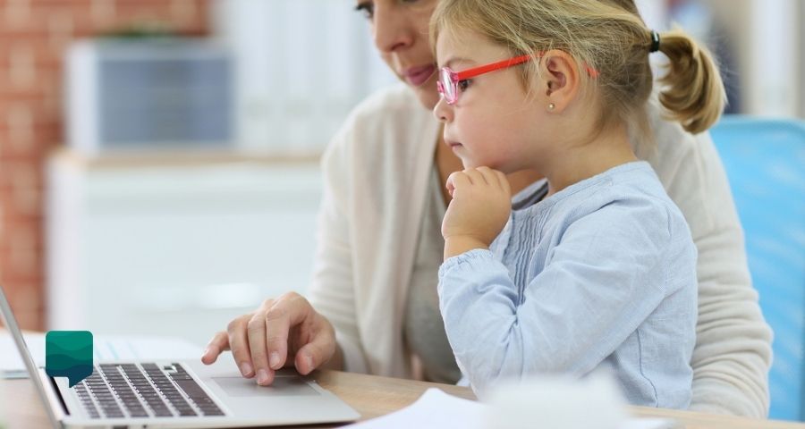 Aluno na sala de aula de ciências trabalhando com ferramentas