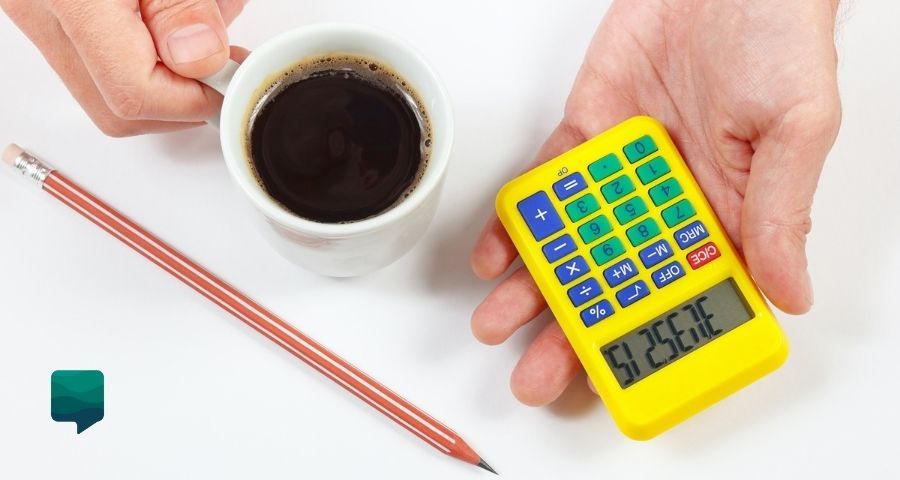 Quanto cobrar por aula particular? Professor calculando o preço com uma calculadora amarela.