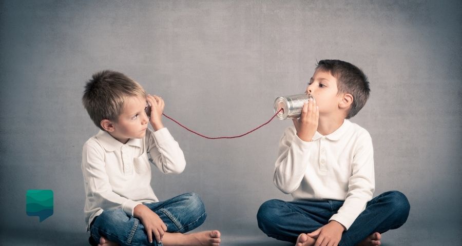 Abordagem comunicativa: alunos brincando de telefone sem fio