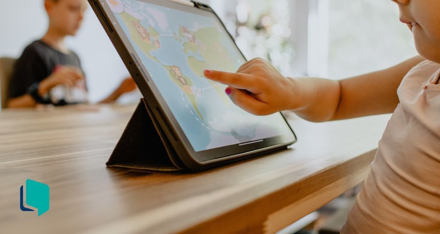 Metodologias Ativas com Tecnologias Digitais no ensino de Inglês: criança com um tablet