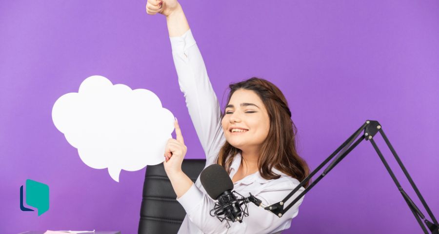 Menina com um microfone segurando um balão de falara representando aulas de conversação em inglês