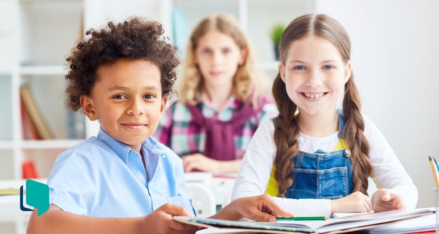 Crianças em sala de aula tendo aula de inglês
