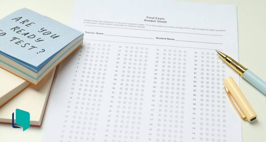 Foto de um gabarito com um post it escrito "pronto para seu teste?" / como avaliar um aluno