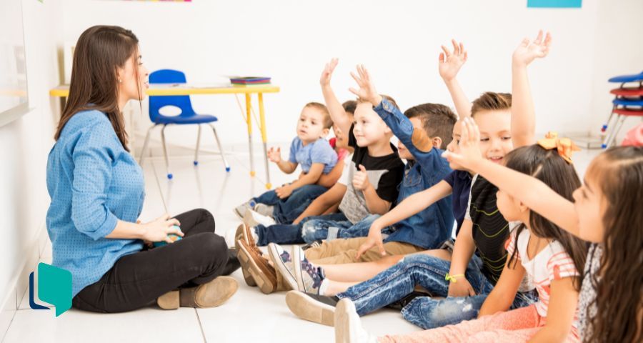 professora contando história para os alunos