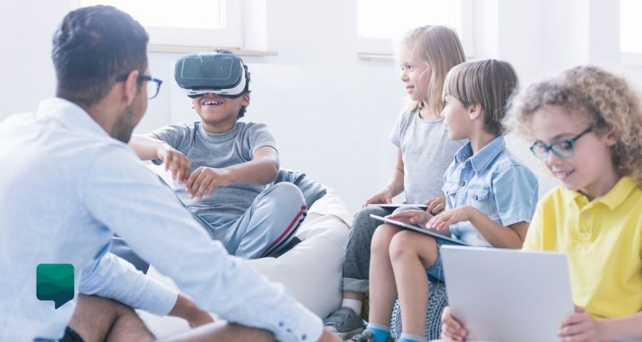 TICs na educação: exemplos de tecnologias digitais. Menino utilizando óculos de realidade aumentada.