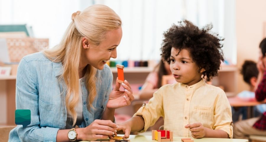 Memória e aprendizagem: criança jogando com professora.