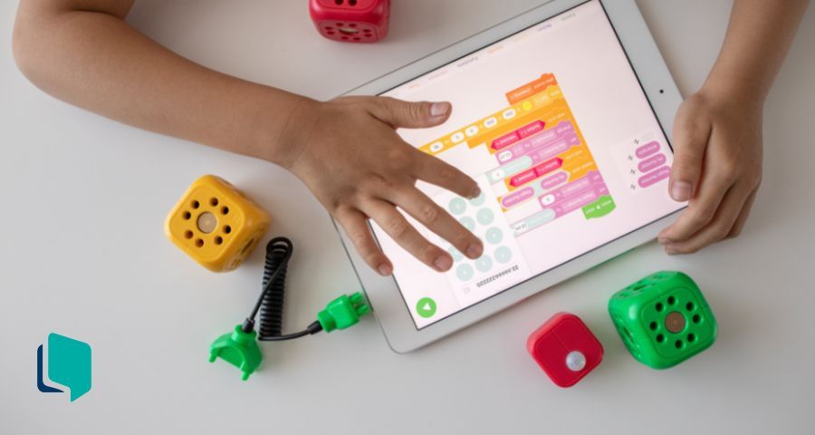 Metodologias Ativas com Tecnologias Digitais no ensino de Inglês: criança estudando com tablet.
