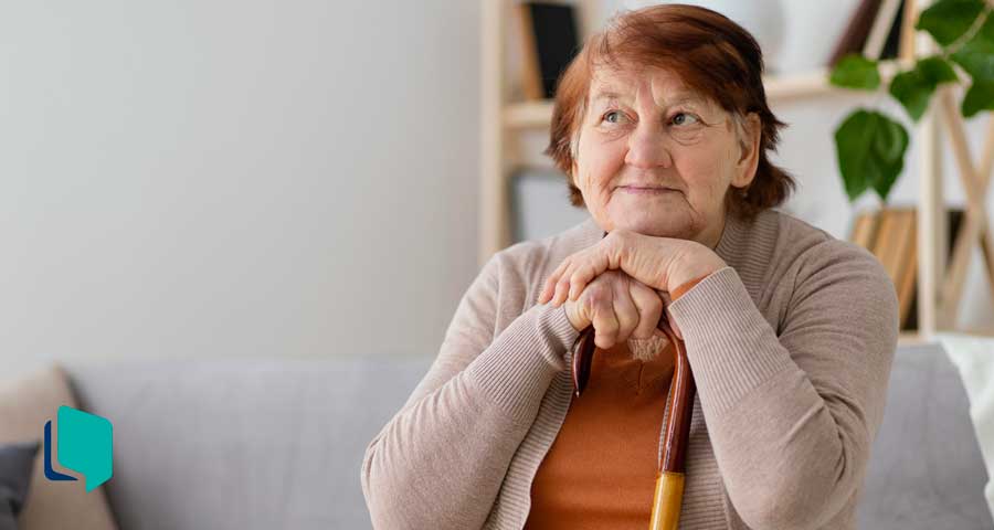 Mulher idosa pensando em aprender inglês