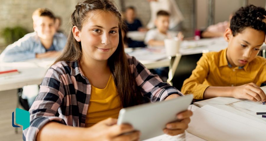 Exemplos de tecnologias digitais para usar nas suas aulas: aluna com um tablet em mãos